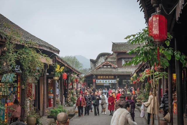 德国人来中国重庆，一下车就迷茫了：你们管这叫地铁？